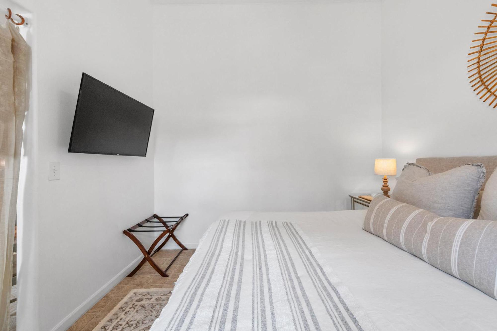 Le Petit Guesthouse -King Bed Walk To Whitworth Nine Mile Falls Exteriér fotografie